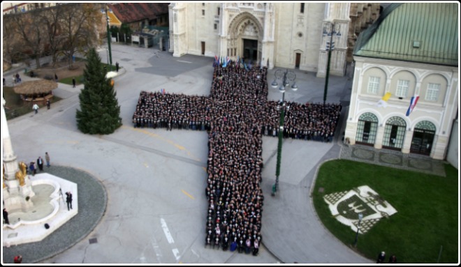 Milenijska_fotografija_Sime_Strikoman_Jedan_kriz_za_jedan_zivot[1]