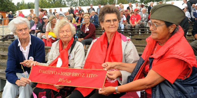 Zagreb,24.08.2013 (novosti) - na jezeru Bundek odrzana manifestacija "6.Dani balkanske ljubavi" (antifasizam,partizani), na slici Emilija Ivosevic i njene "drugarice" iz rijeckog drustva "Josip Broz Tito" foto Davor Kovacevic novosti