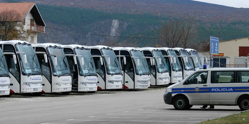 Knin, 041211. Parlamentarni izbori 2011. Gradjani iz Srbije autobusima su jutros stigli na glasovanje u Knin i okolicu. Na slici: policija cuva autobuse. Foto: Niksa Stipanicev / CROPIX