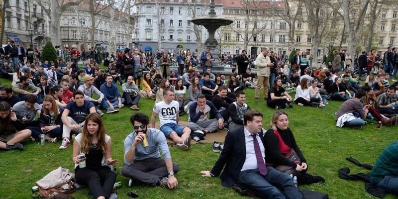 Zagreb, 010416. Zrinjevac. Skup za slobodu satire, humora i umjetnickog izrazavanja u organizaciji inicijative Za satiru spremni. Program je vodio stand up komicar Ivan Saric, uz podrsku satiricara: News Bar, Sprdex, Nik Titanik, Ja Zmaj, Sinisa Marekovic, Di su pare, Caca se vraca. Inicijativa je formirana povodom, kako se navodi, sustavnih napada na slobodu izrazavanja u javnom prostoru i pokusaja javne stigmatizacije satire kao takve sto je kulmuniralo cenzurom Montiranog Procesa na HTVu. Inicijativu cine organizacije civilnog drustva udruzene u Platformu 112, udruga Domino i Hrvatsko novinarsko drustvo, te hrvatski satiricari. Na fotografiji: Okupljeni gradjani. Foto: Goran Mehkek / CROPIX