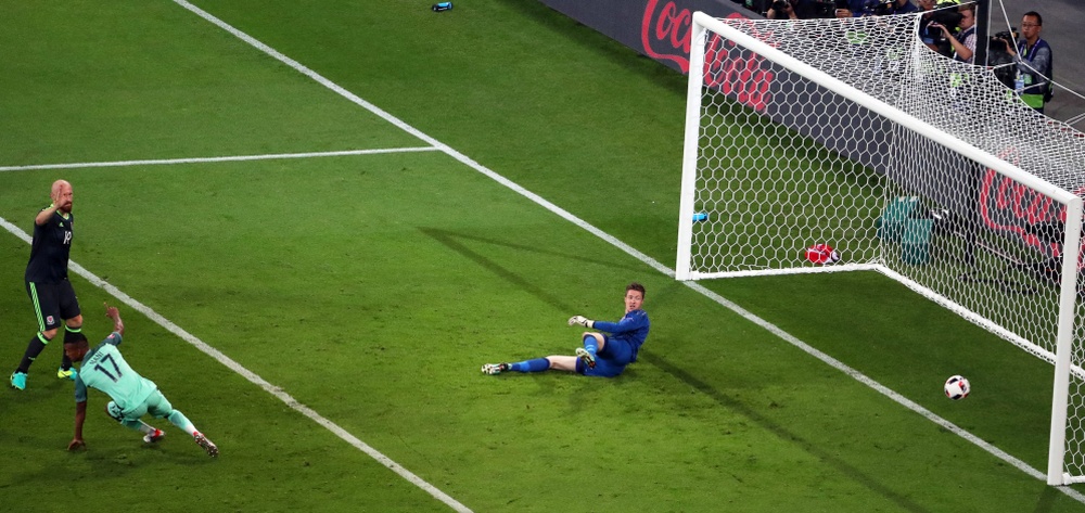 epa05411708 Nani (2-L) of Portugal celebrates after scoring the 2-0 lead against Welsh goalkeeper Wayne Hennessey (R) during the UEFA EURO 2016 semi final match between Portugal and Wales at Stade de Lyon in Lyon, France, 06 July 2016. (RESTRICTIONS APPLY: For editorial news reporting purposes only. Not used for commercial or marketing purposes without prior written approval of UEFA. Images must appear as still images and must not emulate match action video footage. Photographs published in online publications (whether via the Internet or otherwise) shall have an interval of at least 20 seconds between the posting.) EPA/SRDJAN SUKI EDITORIAL USE ONLY