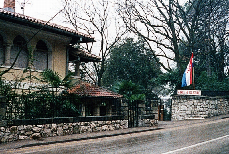 Ulaz u bivšu "Mamulinu vilu" u Opatiji 1991. godine, na kojem piše Mamula is gone.