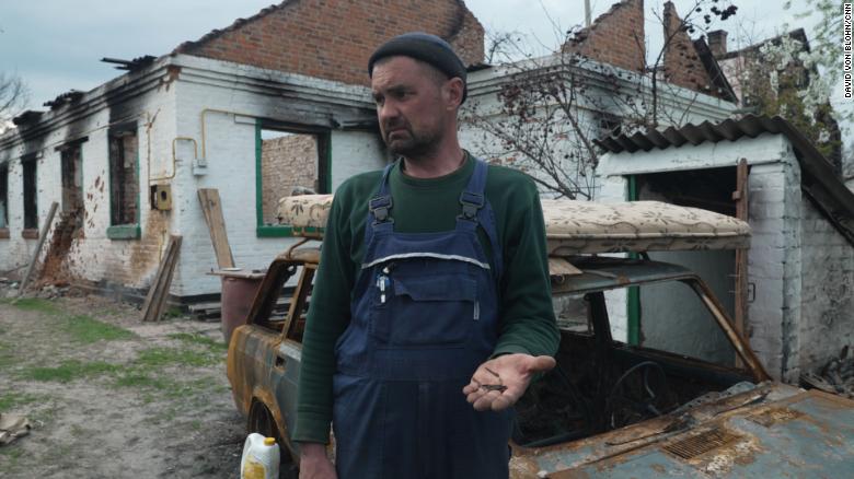 Vadim Bozhko drži flešete koje je pronašao u blizini svoje kuće u Andriivki.