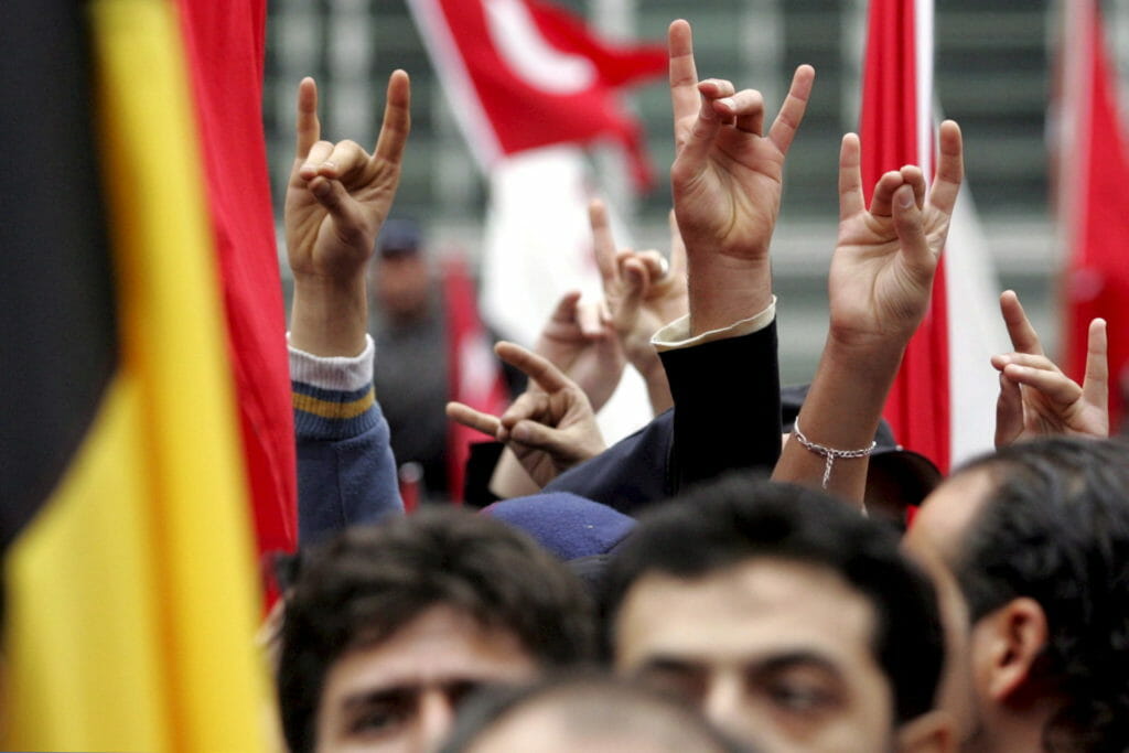 Okupljeni pokazuju rukom znak “Sivih vukova” tokom protesta u blizini zgrade Evropske unije u Briselu 2007. godine. Foto: EPA/FRANCOIS WALSCHAERTS