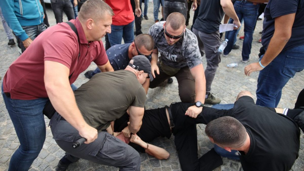 Ispred HDZ-a uhićen prosvjednik, imao je molotovljev koktel i bombu s  čavlima