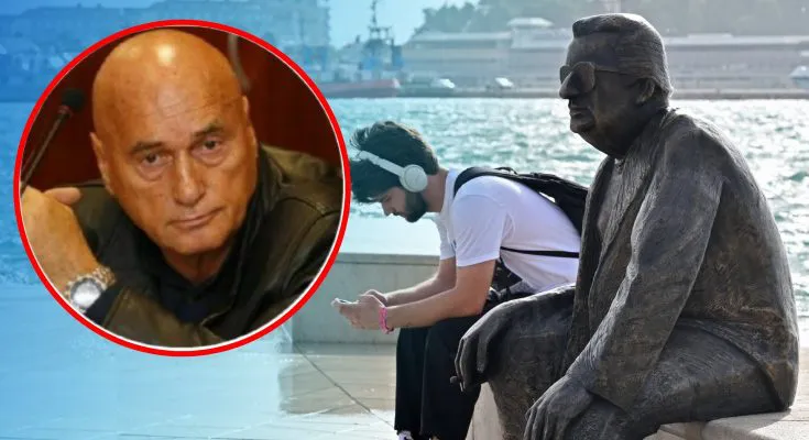 Urinirao po spomeniku Miljenku Smoji, uhićen je. "To je bila šala za moju curu" - Page 2 Hodak-smoje-735x400.jpg