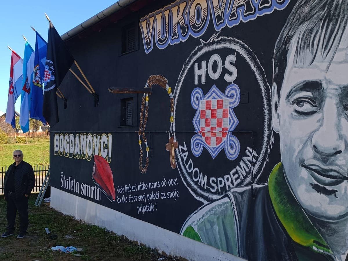 Zastave i mural na Domu HOS-a u Vukovaru uoči Kolone sjećanja