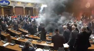 Dramatične scene u srpskom parlamentu: Bačena dimna bomba, masovna tučnjava zastupnika! Brnabić tvrdi: Žena se bori za život