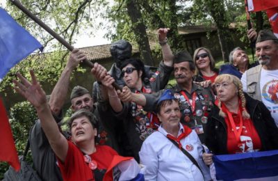 Crvene petokrake, beretke i odličja SFRJ-a: Tisuće na proslavi Titova rođendana u Beogradu