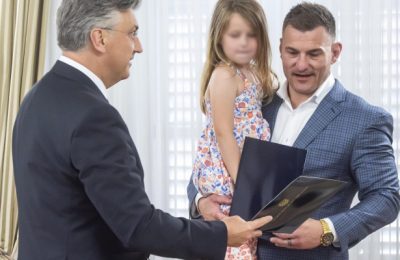 Stipe Miočić dobio hrvatsku domovnicu! Uskoro stiže u Zadar, evo što je poklonio Plenkoviću