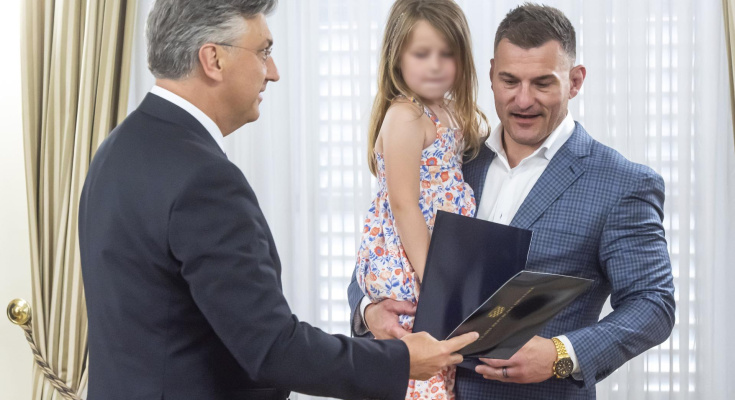 Stipe Miočić dobio hrvatsku domovnicu! Uskoro stiže u Zadar, evo što je poklonio Plenkoviću