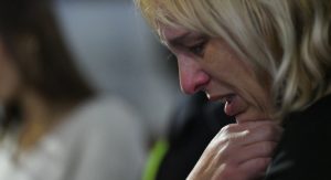 Zaposleni u Općini Palilula pjevali su Dijani Hrki pjesmu - "Pošla majka sina da potraži".