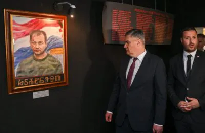 VIDEO Milanović se zagledao u portret Tomislava Merčepa, zbunio ga natpis na dnu: 'Što piše?'