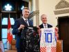 Plenković se sastao s Carneyjem, razmijenili su i dresove