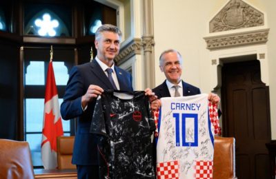 Plenković se sastao s Carneyjem, razmijenili su i dresove
