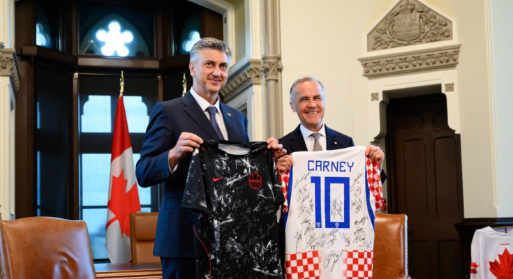 Plenković se sastao s Carneyjem, razmijenili su i dresove